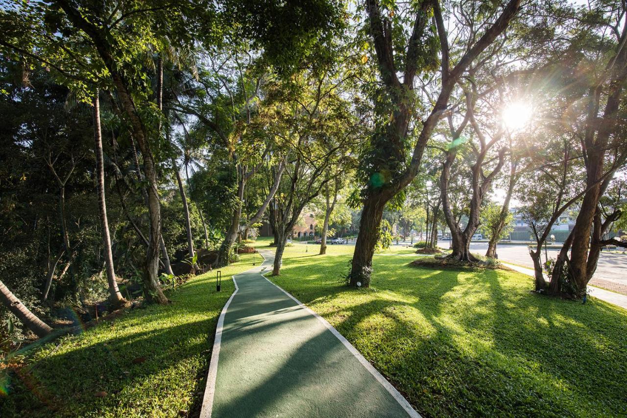The Heritage Chiang Rai Hotel And Convention Экстерьер фото The path of the park